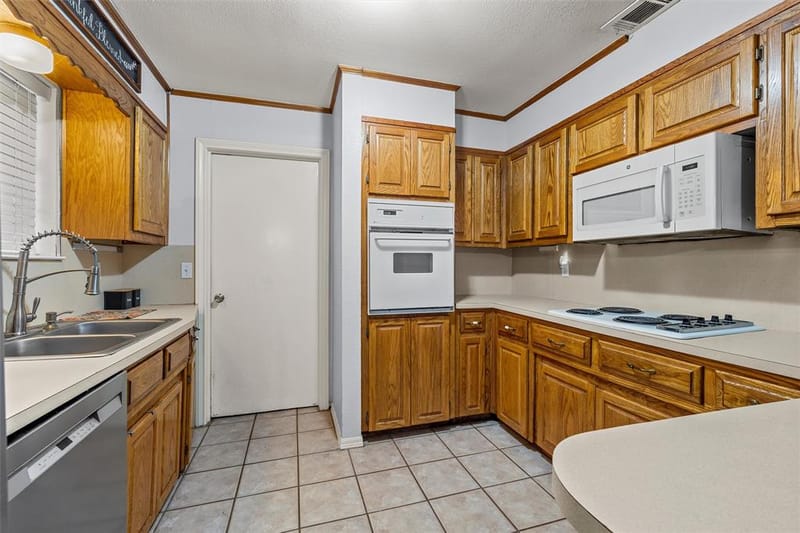 926 Rolling Hills Drive, Hewitt TX 76643 - Photo 6