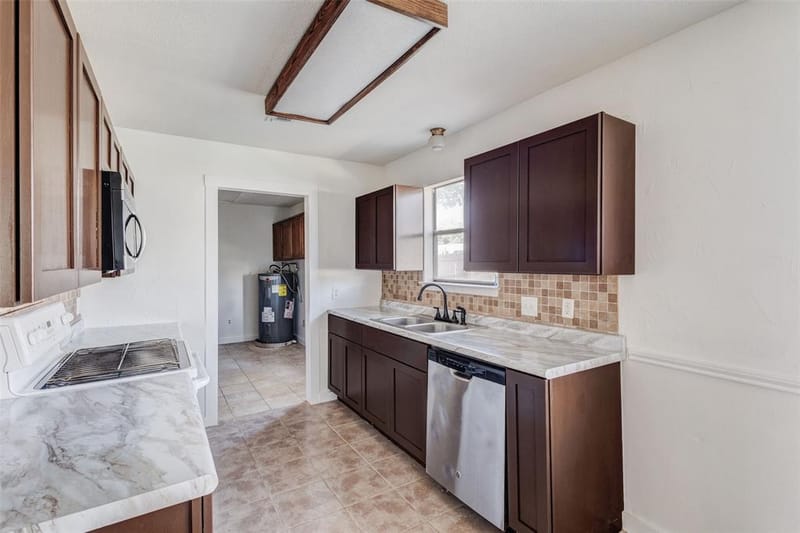 1608 Tanglewood Drive, Azle TX 76020 - Photo 8
