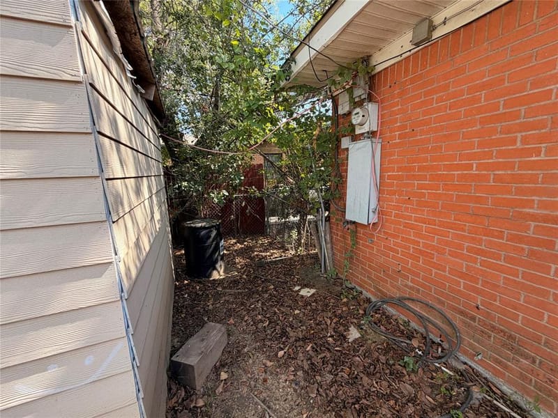 8109 Burroaks Drive, Dallas TX 75217 - Photo 27