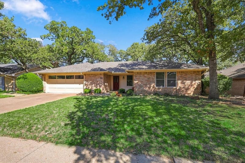 212 Heneretta Drive, Hurst TX 76054