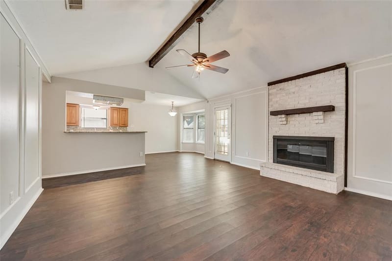 806 Wind Brooke Drive, Arlington TX 76001 - Photo 2