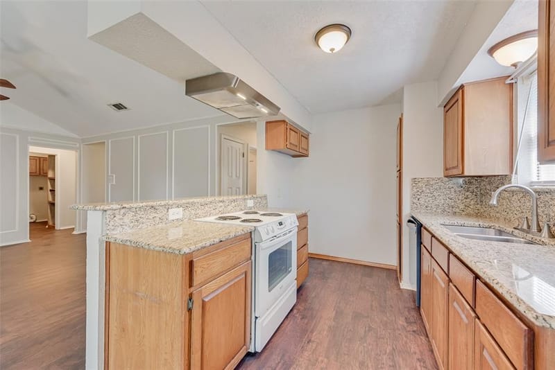 806 Wind Brooke Drive, Arlington TX 76001 - Photo 13