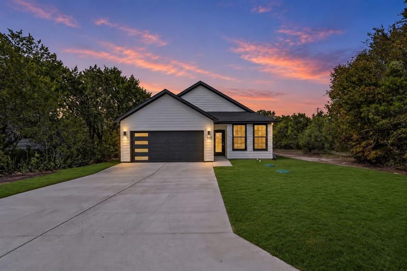 932 Bosque River Drive, Granbury TX 76048 - Photo 2