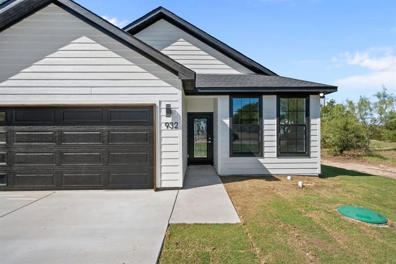 932 Bosque River Drive, Granbury TX 76048 - Photo 3