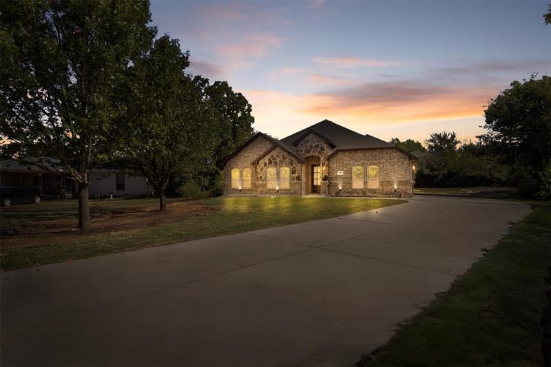 1594 E Springcrest Circle, Lancaster TX 75134