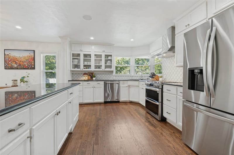 447 W Colorado Boulevard, Dallas TX 75208 - Photo 2