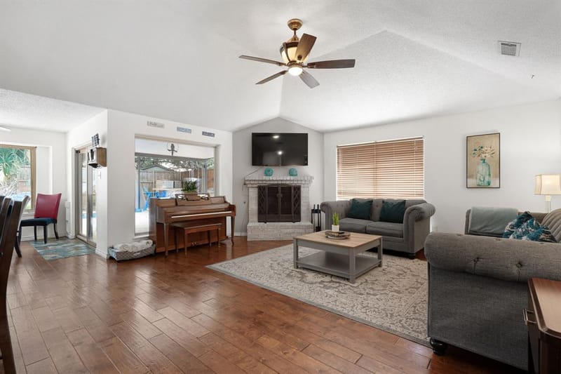 4948 Shady Oak Trail, Grand Prairie TX 75052 - Photo 5