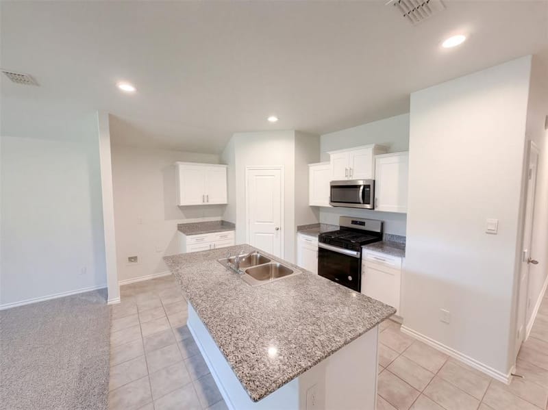 517 Bronze Circle W, Springtown TX 76082 - Photo 2