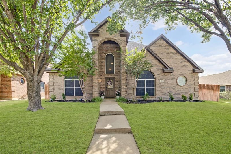 2039 Camelot Drive, Lewisville TX 75067