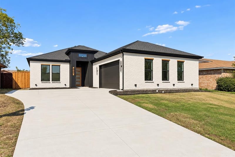 921 Woodcrest Drive, Lancaster TX 75134