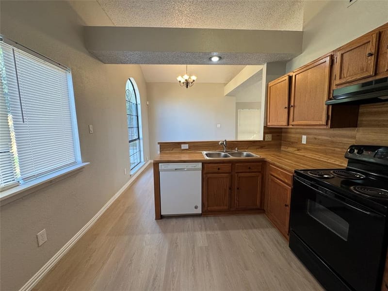 6511 Devine Drive, Arlington TX 76001 - Photo 9