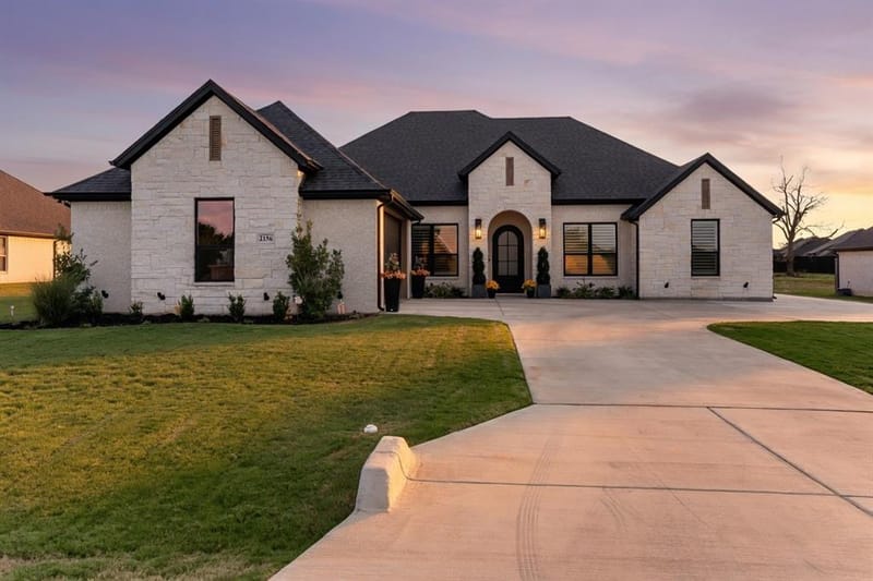 2156 Middlewood Circle, Granbury TX 76049 - Photo 2