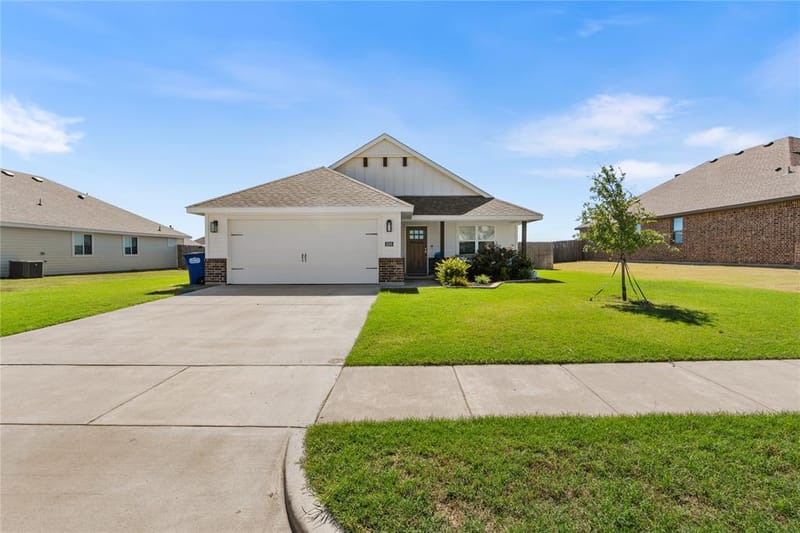 106 Palamino Dr, Lindsay TX 76250