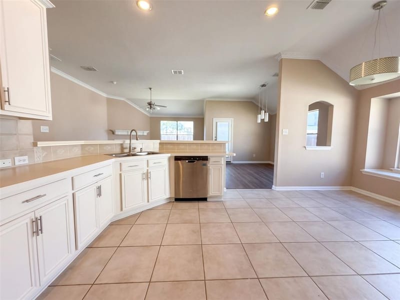 5327 Lake Gardens Drive, Grand Prairie TX 75052 - Photo 2