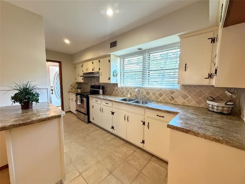 1519 Tulip Drive, Arlington TX 76013 - Photo 7
