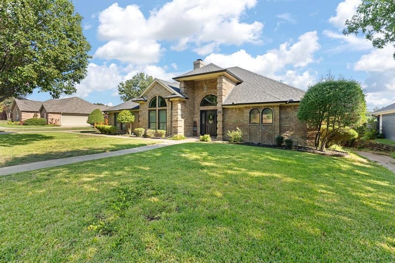 405 Lincoln Oaks Drive, Burleson TX 76028 - Photo 3