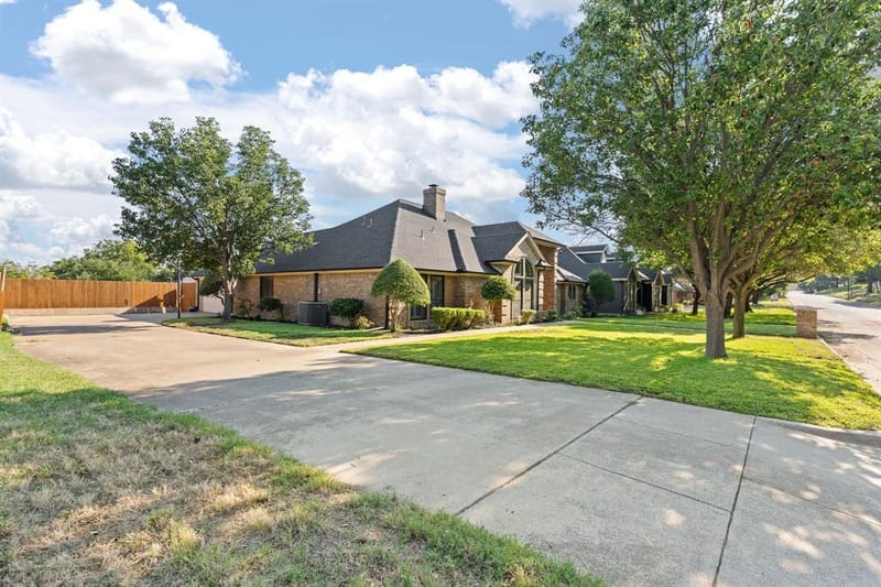 405 Lincoln Oaks Drive, Burleson TX 76028 - Photo 4