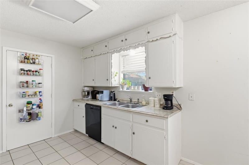 914 Meadowlark Lane, Granbury TX 76048 - Photo 9