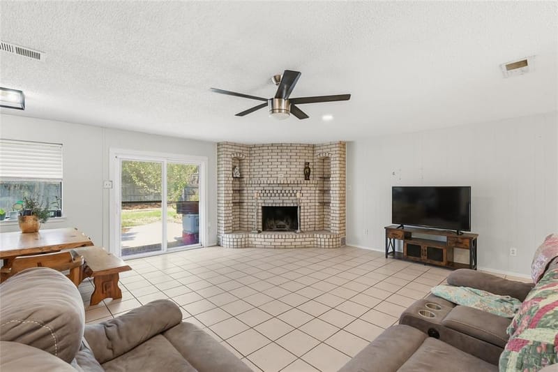 914 Meadowlark Lane, Granbury TX 76048 - Photo 4