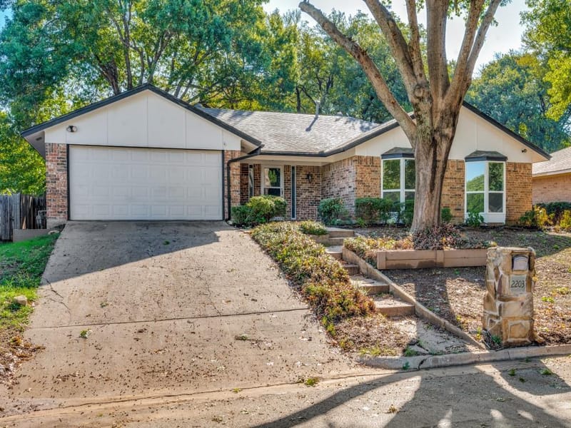 2203 Valleydale Drive, Arlington TX 76013 - Photo 2
