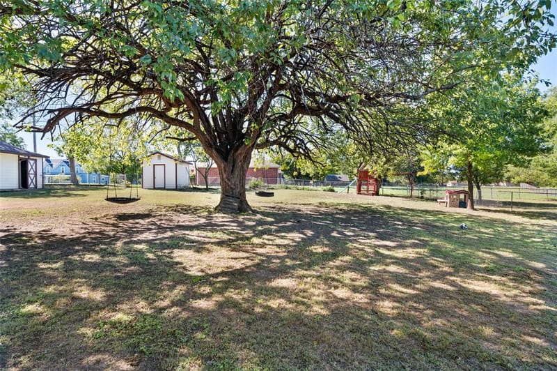 301 N Lyon Street, Tom Bean TX 75491 - Photo 32