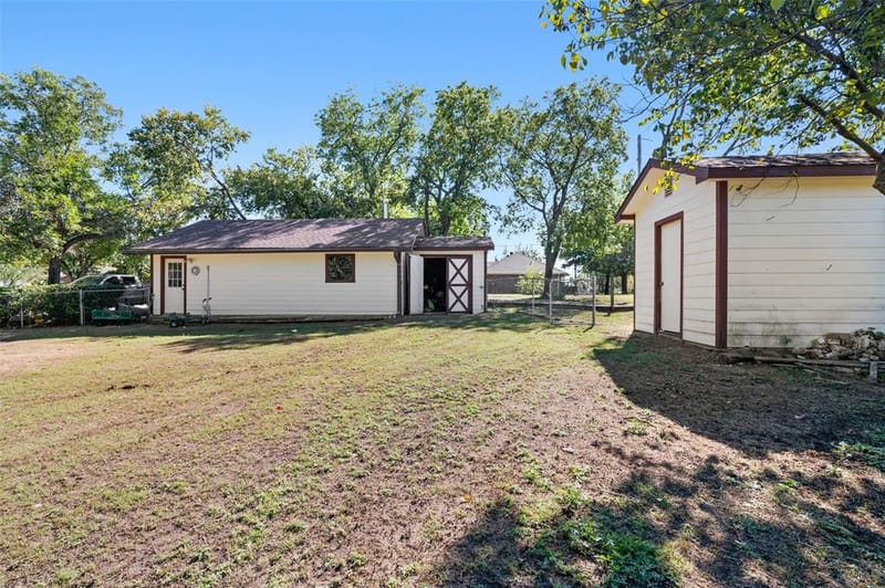 301 N Lyon Street, Tom Bean TX 75491 - Photo 31