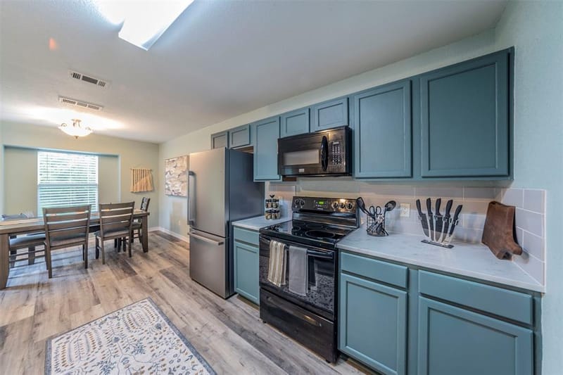 421 Oxford Street, Burleson TX 76028 - Photo 4
