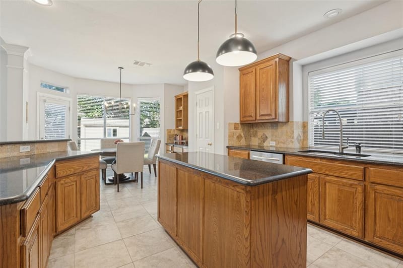 2323 Everton Drive, Arlington TX 76001 - Photo 7