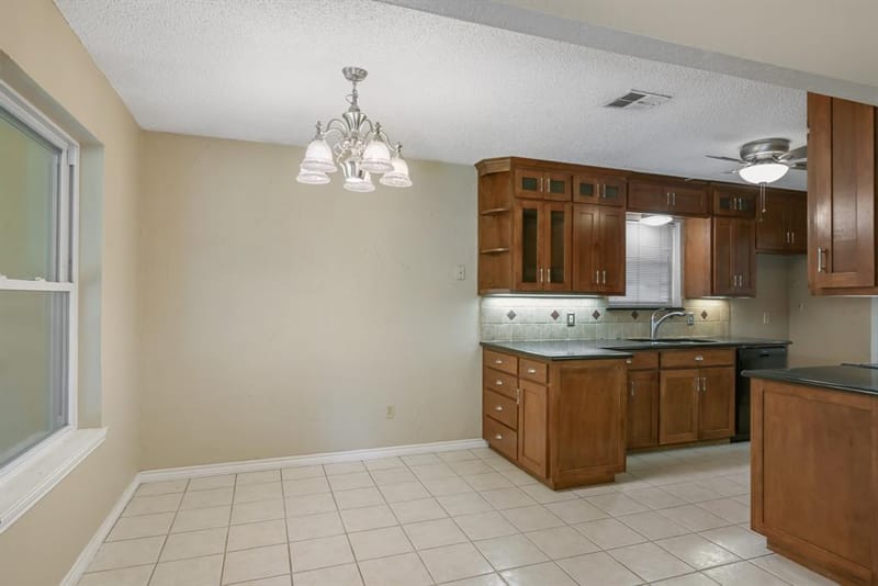 6410 Willow Springs Drive, Arlington TX 76001 - Photo 6