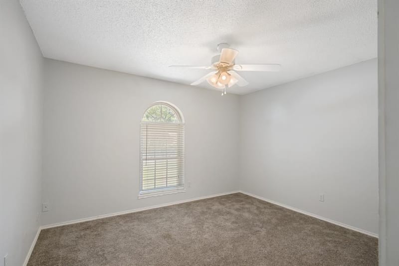 6410 Willow Springs Drive, Arlington TX 76001 - Photo 16