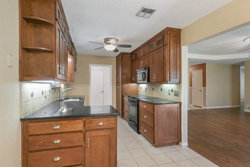 6410 Willow Springs Drive, Arlington TX 76001 - Photo 7