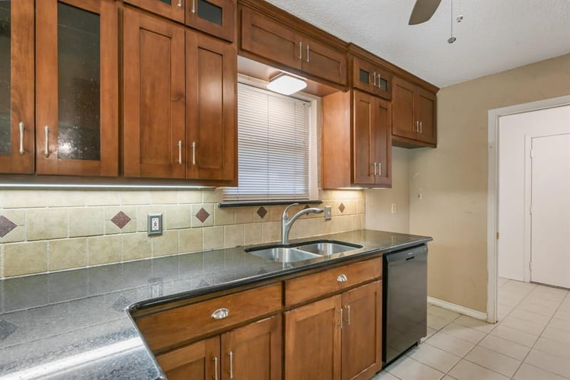 6410 Willow Springs Drive, Arlington TX 76001 - Photo 9