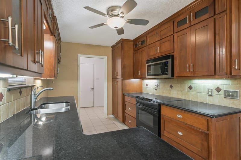 6410 Willow Springs Drive, Arlington TX 76001 - Photo 10