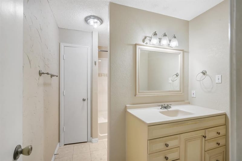6410 Willow Springs Drive, Arlington TX 76001 - Photo 14