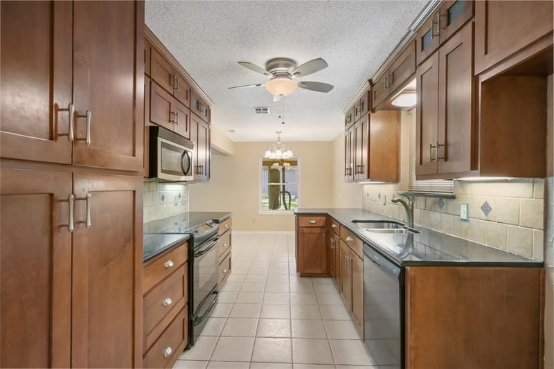 6410 Willow Springs Drive, Arlington TX 76001 - Photo 11