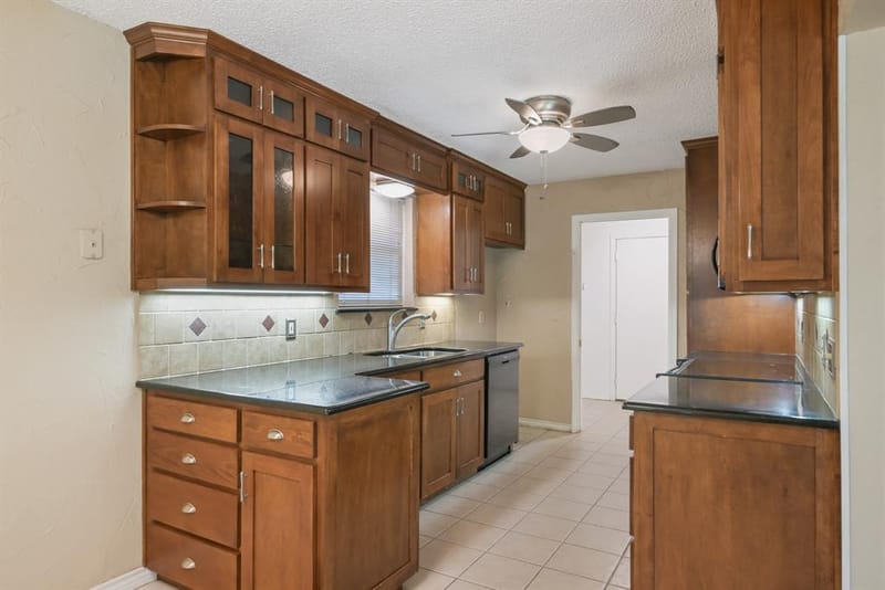 6410 Willow Springs Drive, Arlington TX 76001 - Photo 8