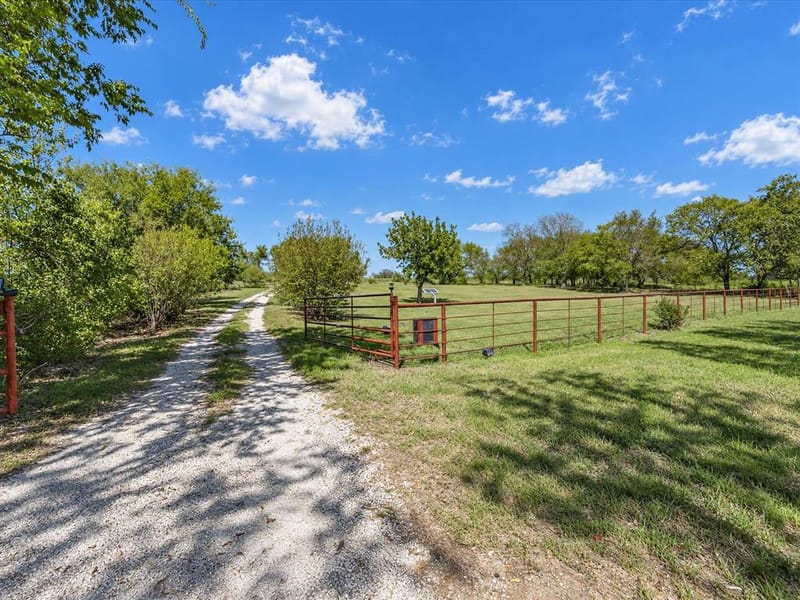 211 Whitehouse Road, Ennis TX 75119 - Photo 2