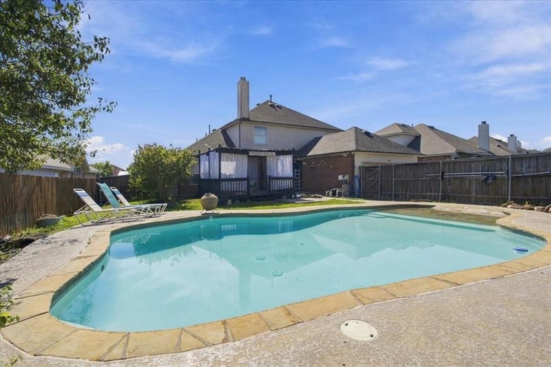 204 Newport Drive, Van Alstyne TX 75495 - Photo 2