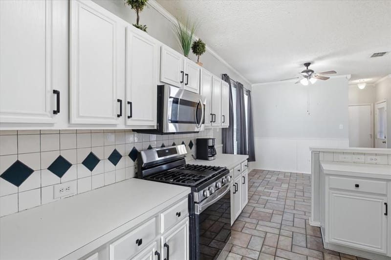 204 Newport Drive, Van Alstyne TX 75495 - Photo 9
