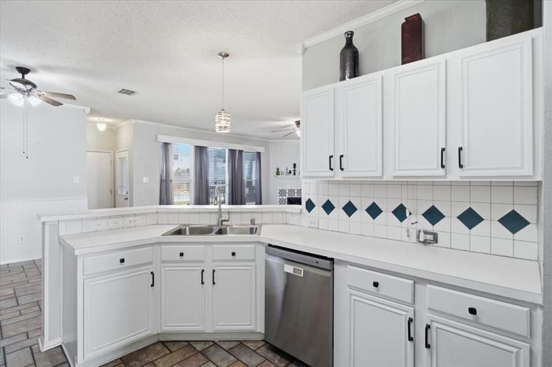 204 Newport Drive, Van Alstyne TX 75495 - Photo 10