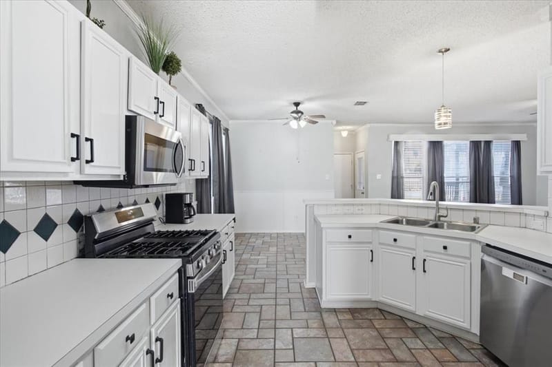 204 Newport Drive, Van Alstyne TX 75495 - Photo 11