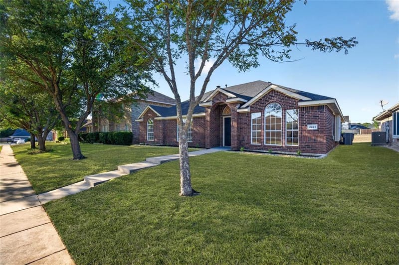 2221 Bridle Path Drive, Lancaster TX 75146 - Photo 3