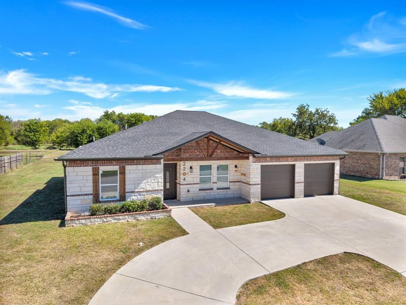 2204 Albert Broadfoot Street, Bonham TX 75418