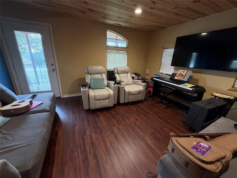 407 S Live Oak Avenue, Hubbard TX 76648 - Photo 8