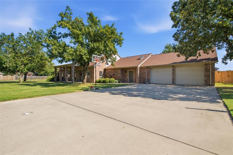 800 Cottonwood Court, Stephenville TX 76401 - Photo 2