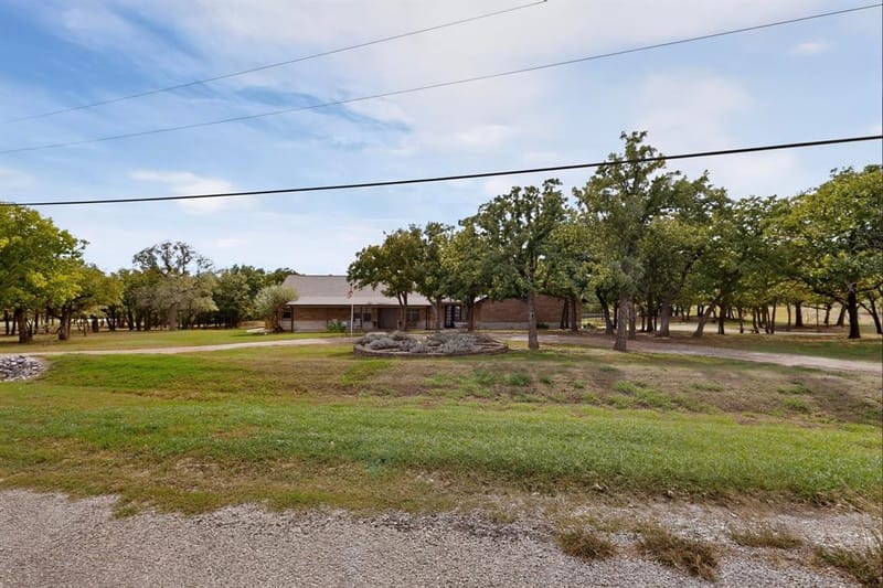 111 Clear Creek Drive, Sunset TX 76270 - Photo 2