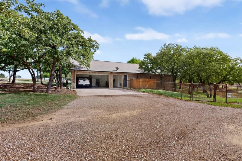 111 Clear Creek Drive, Sunset TX 76270 - Photo 29