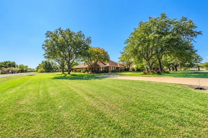 610 Shallow Creek Drive, Oak Leaf TX 75154 - Photo 2