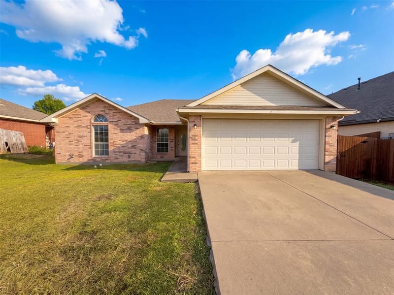 208 Comanche Trail, Alvarado TX 76009