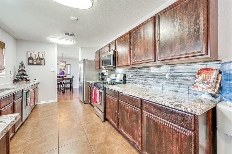 220 Sunset Oaks Drive, Fort Worth TX 76112 - Photo 7